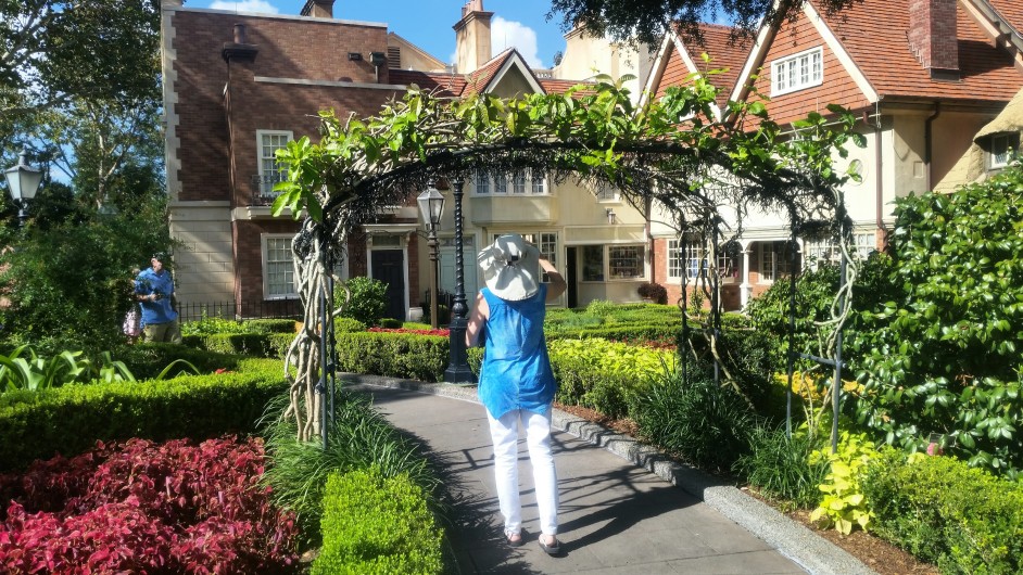 Un treillis fleuri dans un jardin